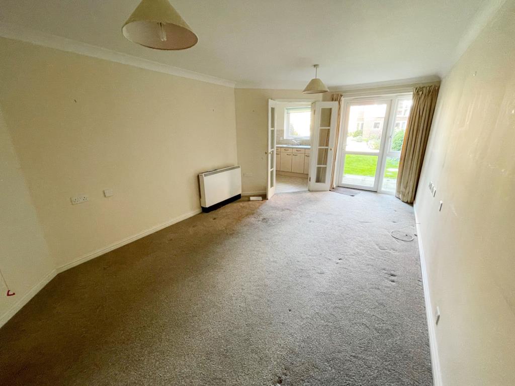 Lot: 115 - TWO-BEDROOM GROUND FLOOR RETIREMENT FLAT - Living room